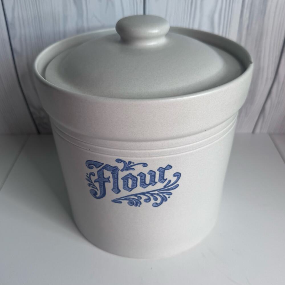 Pfaltzgraff Yorktowne Flour Canister 3.5 Qt Lid 506 Stoneware USA Blue VTG flaw